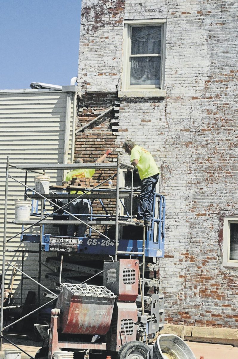 One of the large projects the Lisbon
Historic Preservation Commission has
tackled this year has been preserving
the Meyers Farmstead barns. Work
is still ongoing on preserving these
historic structures in the City of Lisbon.
Another project the commission has
worked on has been having the paint
removed and damaged bricks repaired
to Lisbon History Center’s exterior wall.
Similar efforts have been made to the
Lisbon Public Library building as well.