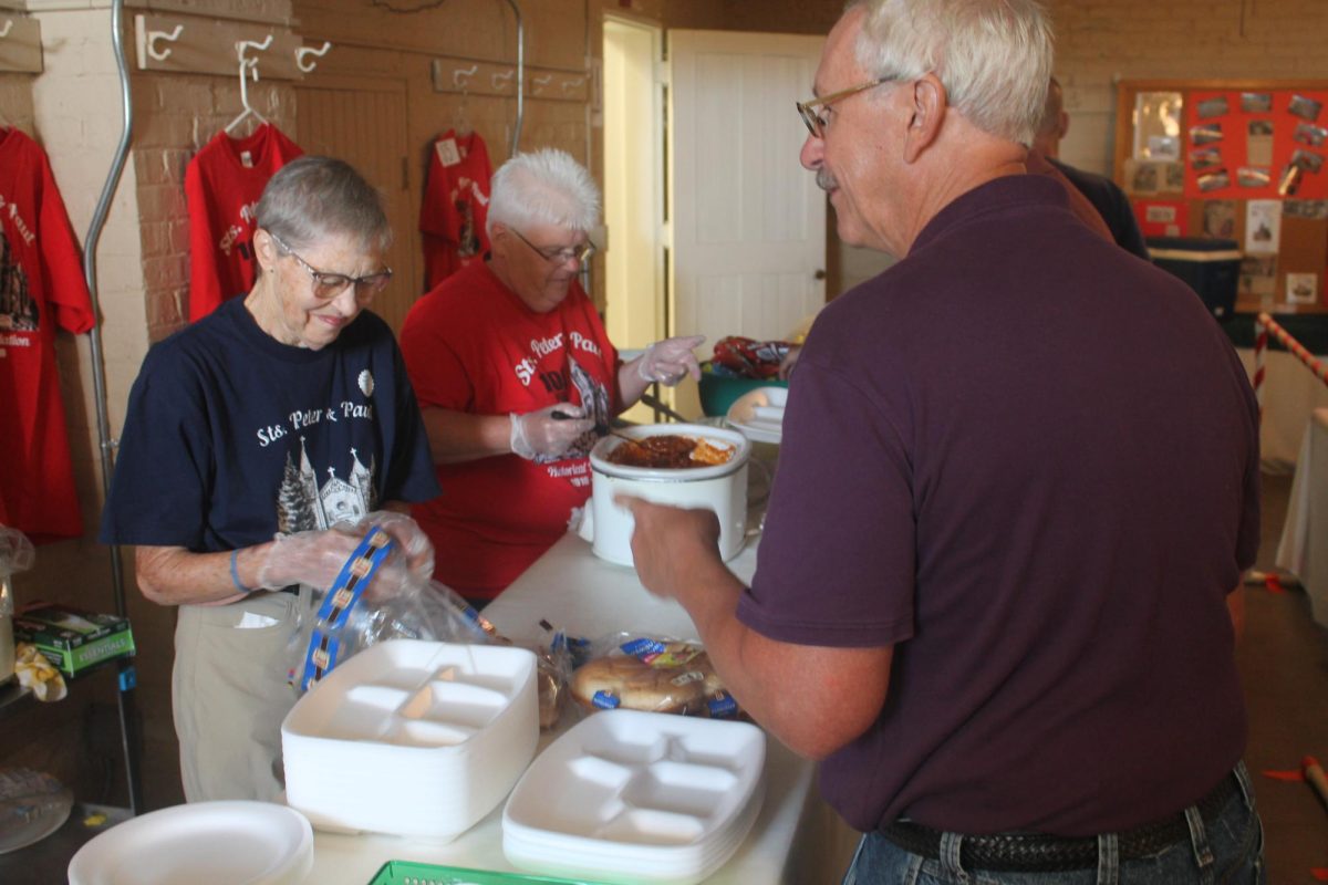 Helpers serve up the lunch at the fall fun auction Sunday,
Sept. 15.