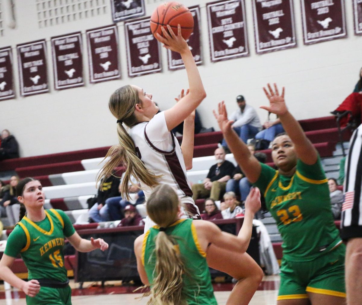 Mount Vernon’s Alivia Truitt (No. 3) drives the ball to the basket in play last week.