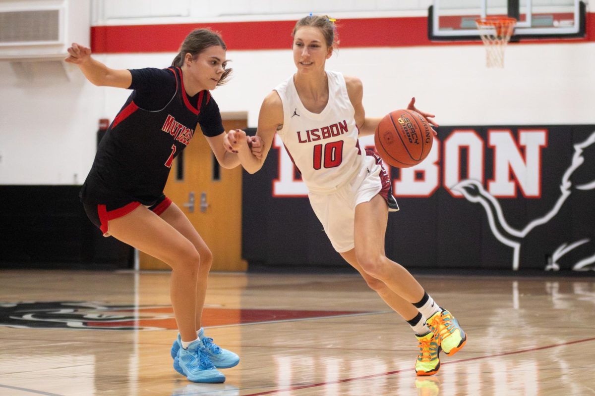 Emersyn Reiter (10) drives to the basket during Lisbon’s basketball scrimmage against Monticello on Tuesday, Nov. 18, at Lisbon High School in Lisbon.