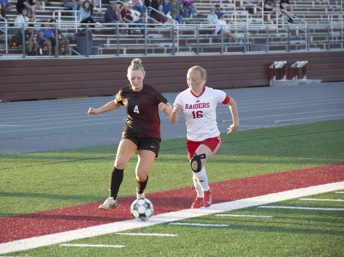 Mount Vernon senior Isabelle Logue fights past a defender down the wing.
